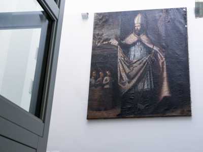 Troviamo il Patrono nei dipinti che decorano le pareti (tra cui una preziosa tela del 600 che lo ritrae in un�insolita veste blu)...